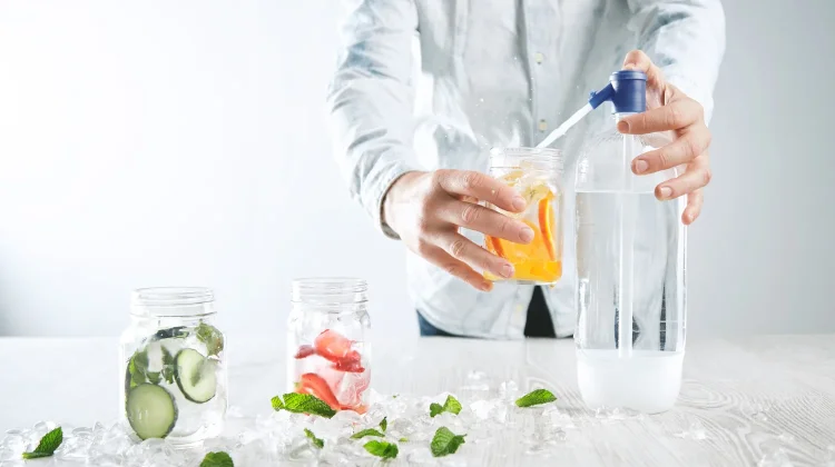 Manfaat Infused Water untuk Tubuh setelah Konsumsi Makanan Berlemak