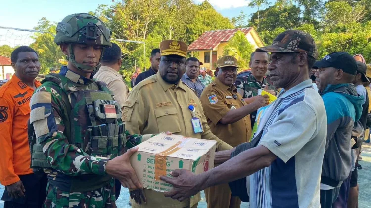 Pemda Maybrat Salurkan Bantuan untuk Warga Kampung Sori