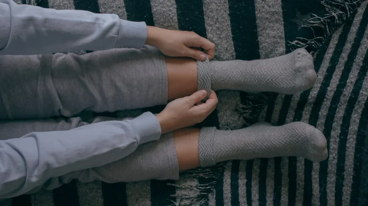 Rahasia Tidur Nyenyak ternyata Cukup Pakai Kaos Kaki