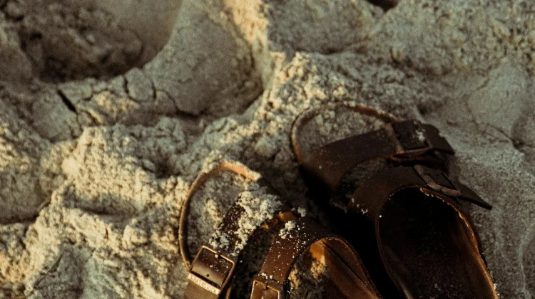 Sejarah Panjang Sandal: Alas Kaki Sederhana yang Telah Menemani Peradaban Manusia