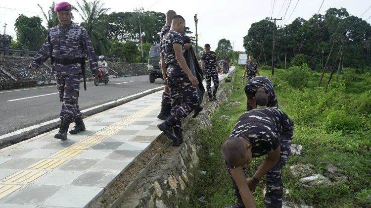 Aksi Nyata Pasmar 3, Prajurit Denmako Bersihkan Jalan di Kota Sorong
