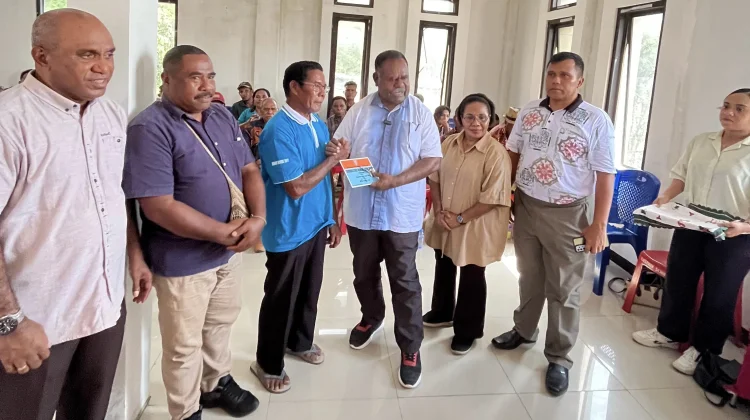 Gubernur PBD Resmikan 11 Rumah Baru dan Rehabilitasi Ratusan Rumah OAP