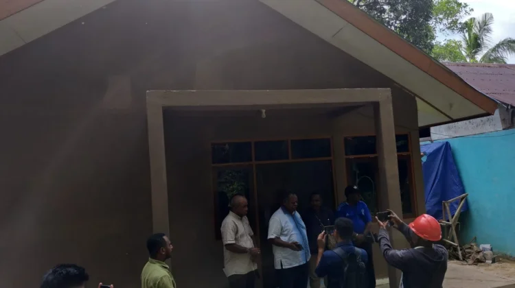 Gubernur PBD Resmikan 11 Rumah Baru dan Rehabilitasi Ratusan Rumah OAP