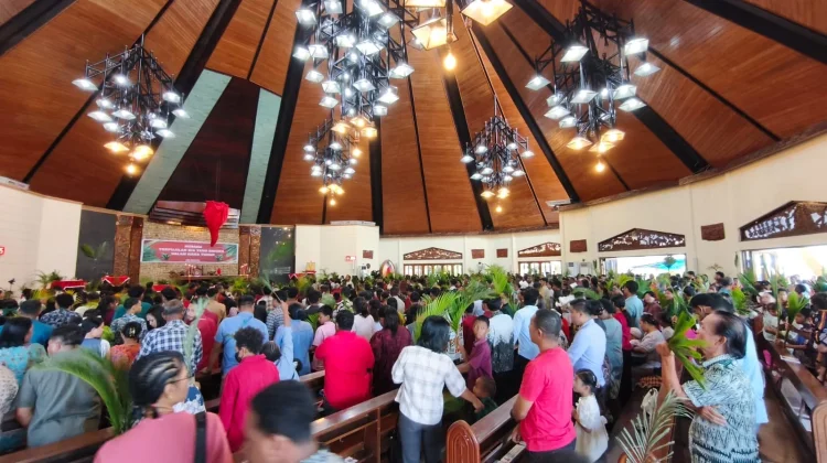 Ratusan Umat Katolik Sorong Rayakan Minggu Palma di Katedral Kristus Raja