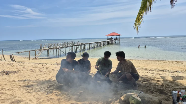 Pantai Panorama Sorong Dipadati Pengunjung di Akhir Libur Lebaran