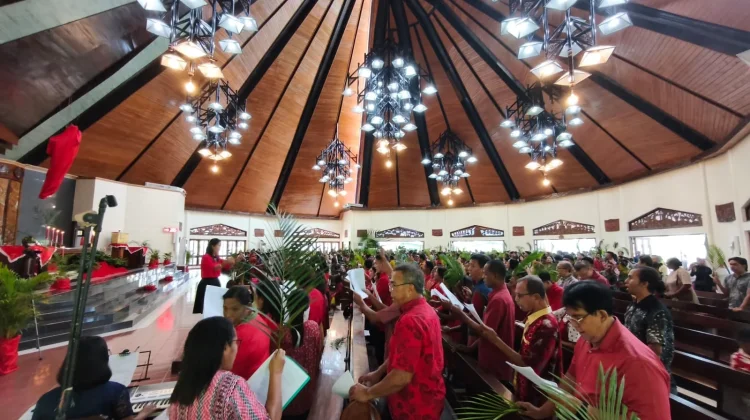 Ratusan Umat Katolik Padati Gereja Katedral Sorong Rayakan Minggu Palma