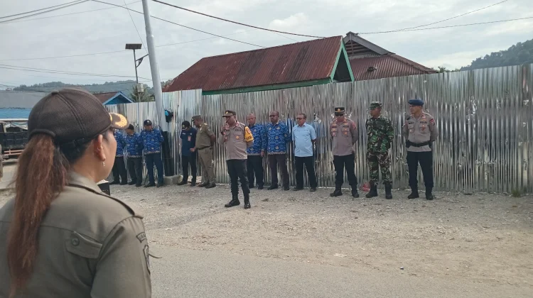 Tegakkan Aturan, Satpol PP Raja Ampat Angkut Barang Pedagang ke Pasar Snonbukor