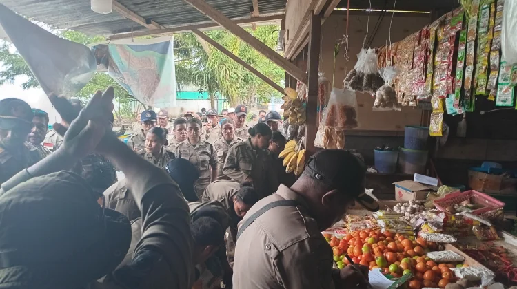 Tegakkan Aturan, Satpol PP Raja Ampat Angkut Barang Pedagang ke Pasar Snonbukor