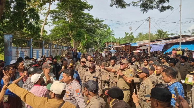 Tegakkan Aturan, Satpol PP Raja Ampat Angkut Barang Pedagang ke Pasar Snonbukor