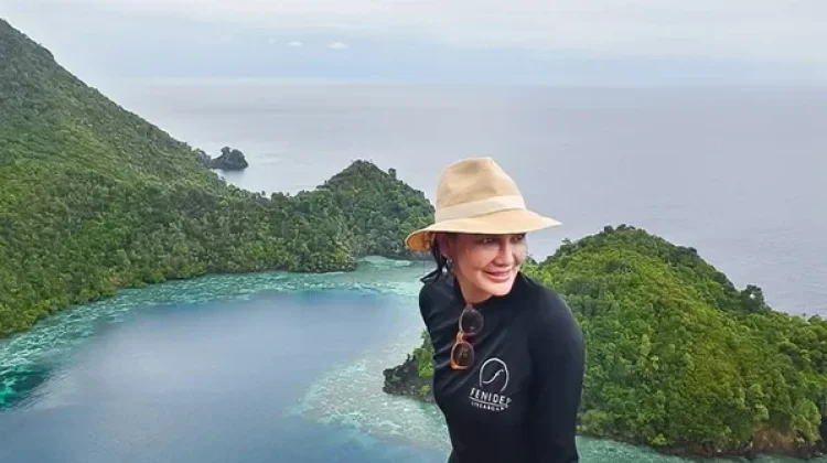 Luna Maya Menikmati Keindahan Alam Sorong Raja Ampat