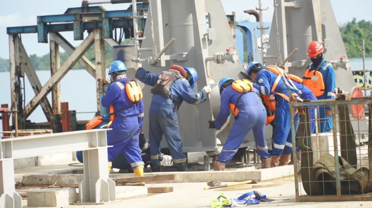 Pertamina Patra Niaga Kilang Kasim Tuntaskan Pekerjaan High Risk Erection MLA