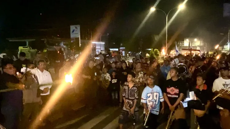 Dipimpin Yakob Kareth, Ribuan Peserta Pawai Obor Paskah Ramaikan Kota Sorong