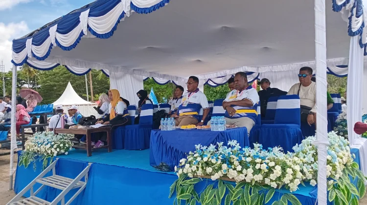 Gubernur PBD dan Bupati Nobar Pertandingan Perdana Raja Ampat Open di Pantai WTC