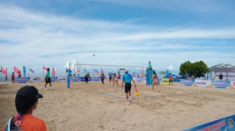 Gubernur PBD dan Bupati Nobar Pertandingan Perdana Raja Ampat Open di Pantai WTC