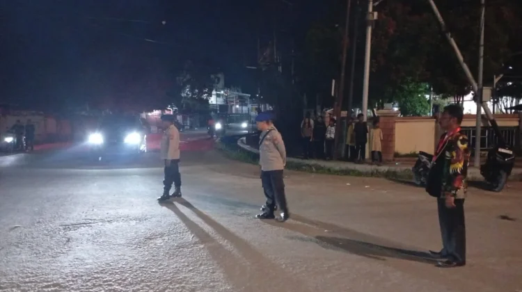 Sinergi Aparat Jaga Kekhidmatan Pawai Obor Paskah di Sorong