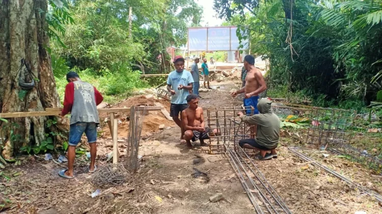 TNI Bangun Jembatan Perintis 15 Meter di Klatifi demi Akses Pelajar