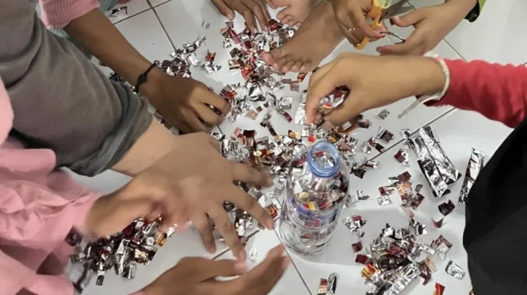 Edukasi Sampah sejak Dini, Anak-anak Sorong Diajari Buat Ecobrick