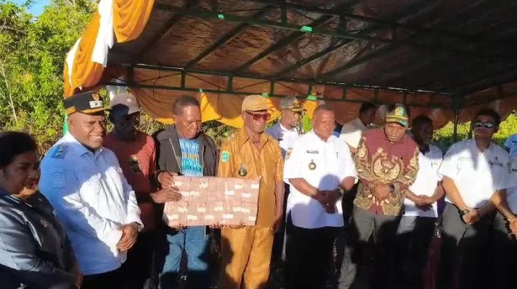 Pemkab Maybrat Serahkan Dana Kompensasi Lahan Rp 1 Milyar, untuk Sekolah Rakyat