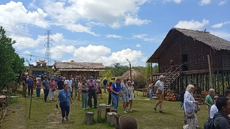 Wisatawan Internasional Kunjungi Rumah Etnik Papua