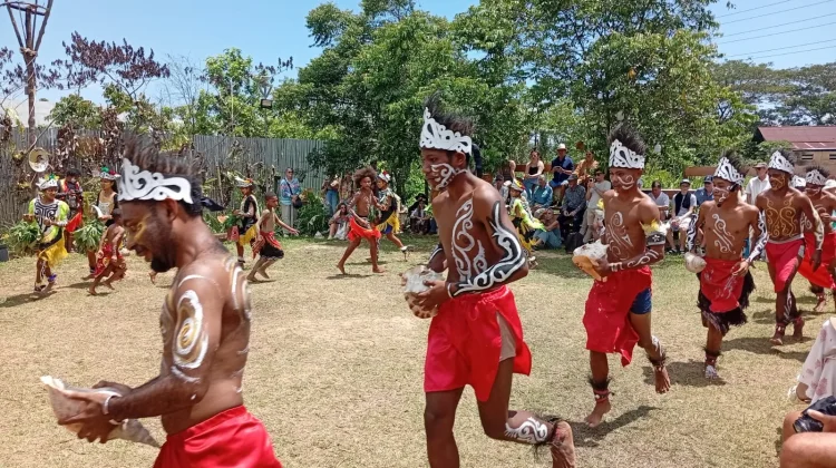 Turis Asing Kunjungi Rumah Etnik Papua, Jadi Gerbang Wisata sebelum ke Raja Ampat
