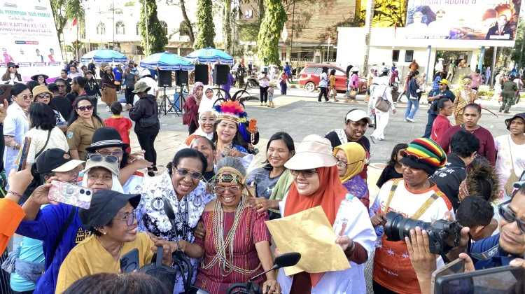 Rezeki Hari Kartini, Mama Enderika Bawa Motor Listrik dari Karnaval 1000 Profesi