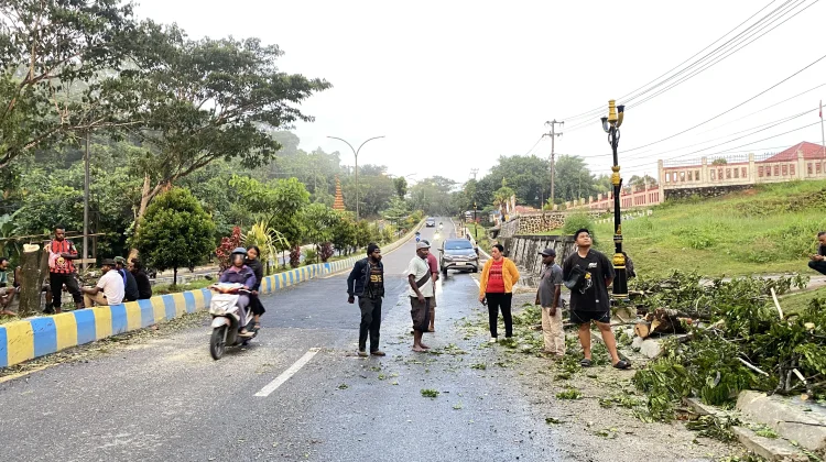 Respons Cepat DPPLH Sorong, Jalan Kilo 13–14 Dibersihkan Pascapembukaan Palang