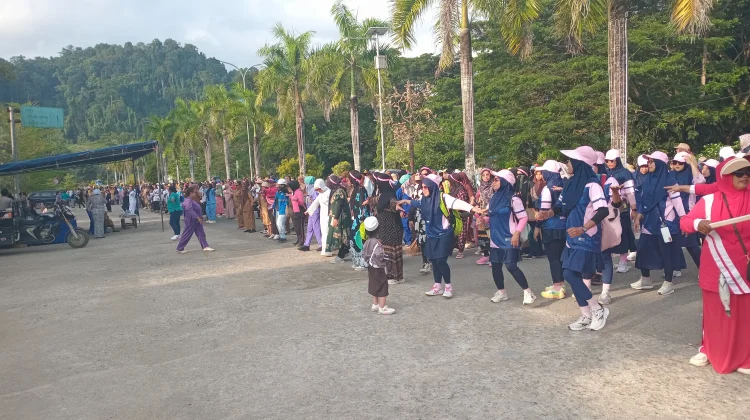 Hari Kartini, Ratusan Perempuan Lintas Profesi Gelar Karnaval di Raja Ampat