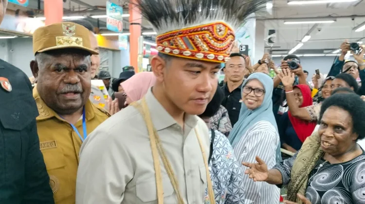 Wapres Bagikan Voucer Belanja Kepada Mama-Mama Papua dan Lansia