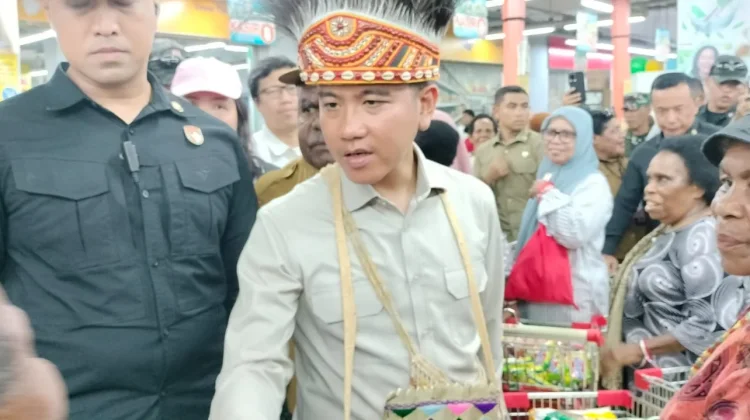 Wapres Bagikan Voucer Belanja Kepada Mama-Mama Papua dan Lansia