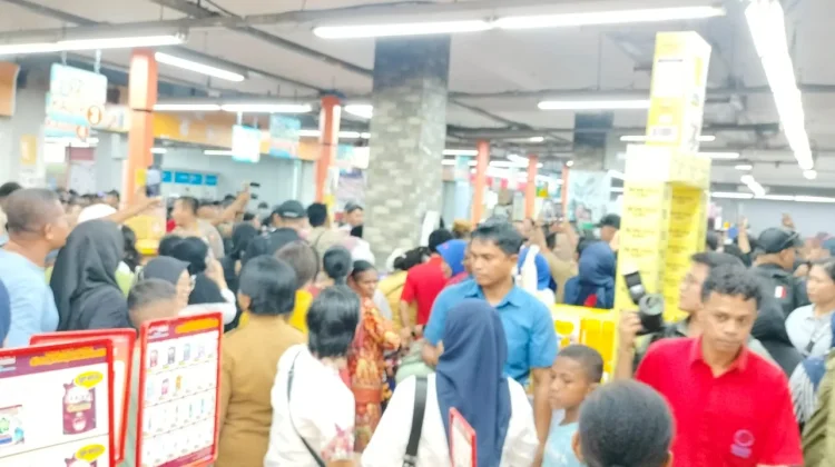 Wapres Bagikan Voucer Belanja Kepada Mama-Mama Papua dan Lansia