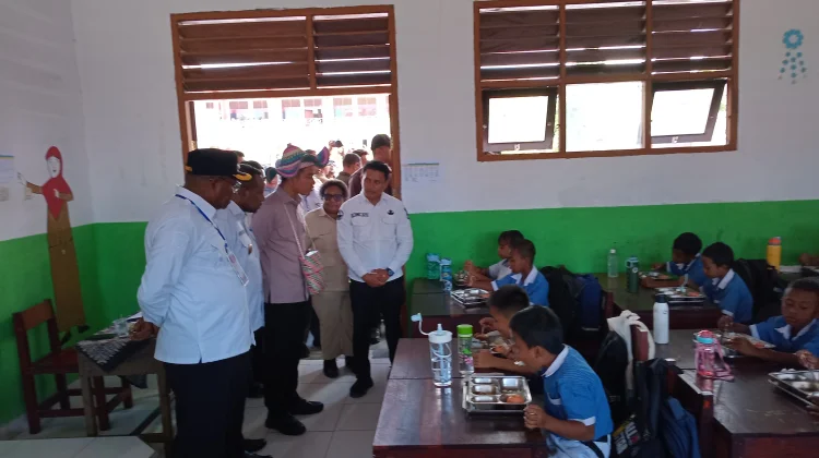 Kunjungi Raja Ampat, Wapres Tinjau Program MBG di SDN 02 Waisai