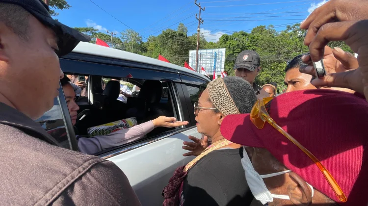 Wapres Gibran Dihadang Pemilik Hak Ulayat di Kilometer 16 Sorong