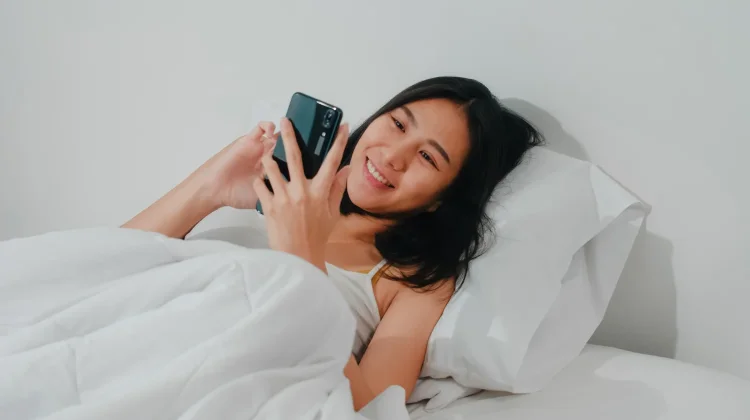 Cek Ponsel saat Bangun Tidur, Dapat Memicu Stres di Pagi Hari