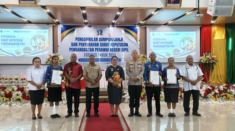Serahkan SK Pengangkatan, Bupati Petronela Harap PNS Formasi 2024 Berintegritas
