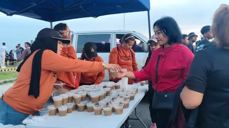 Rumah Aspirasi Rico Sia Dukung Kegiatan Pawai Paskah Dengan Menyiapkan Snack