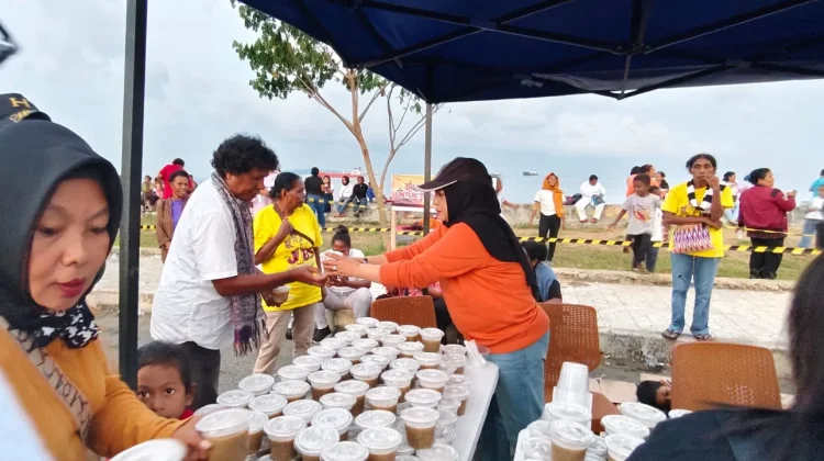 Rumah Aspirasi Rico Sia Dukung Kegiatan Pawai Paskah Dengan Menyiapkan Snack