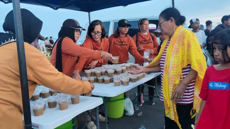 Rumah Aspirasi Rico Sia Dukung Kegiatan Pawai Paskah Dengan Menyiapkan Snack