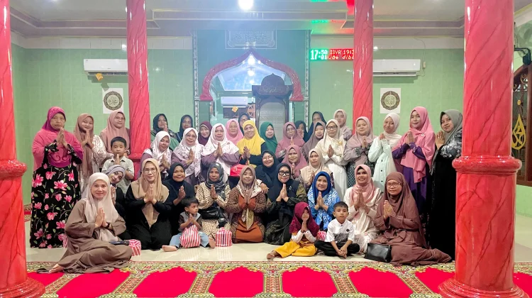 Jama'ah Masjid Baitul Inayah Menggelar HbH Pererat Silaturahim