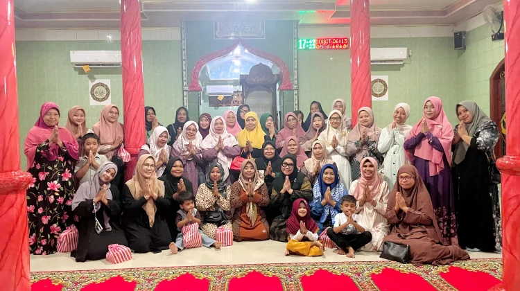 Jama'ah Masjid Baitul Inayah Menggelar HbH Pererat Silaturahim