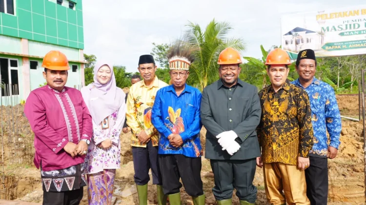 Wagub Papua Barat Daya Letakkan Batu Pertama Masjid Ulinnuha di MAN IC Sorong