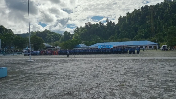 Peringatan Hardiknas di Raja Ampat, Bupati Beri Penghargaan dan Santunan bagi Guru