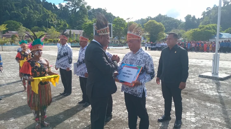 Peringatan Hardiknas di Raja Ampat, Bupati Beri Penghargaan dan Santunan bagi Guru
