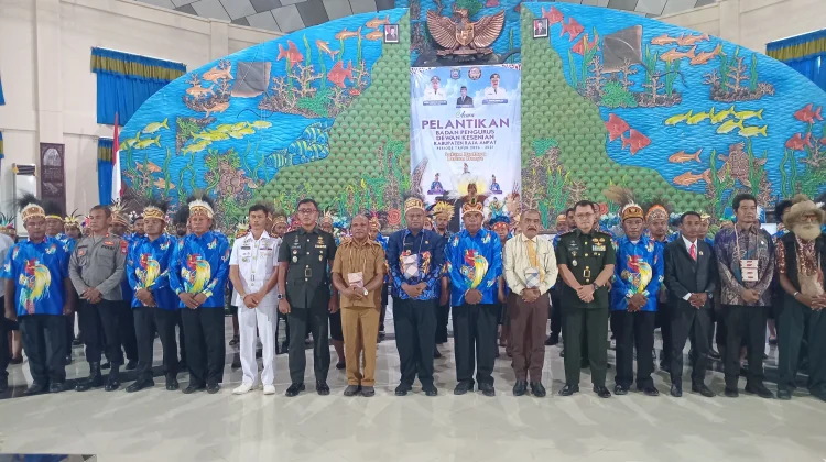 Bupati Lantik Dewan Kesenian Raja Ampat, Isak Lewi Burdam Jabat Ketua Umum