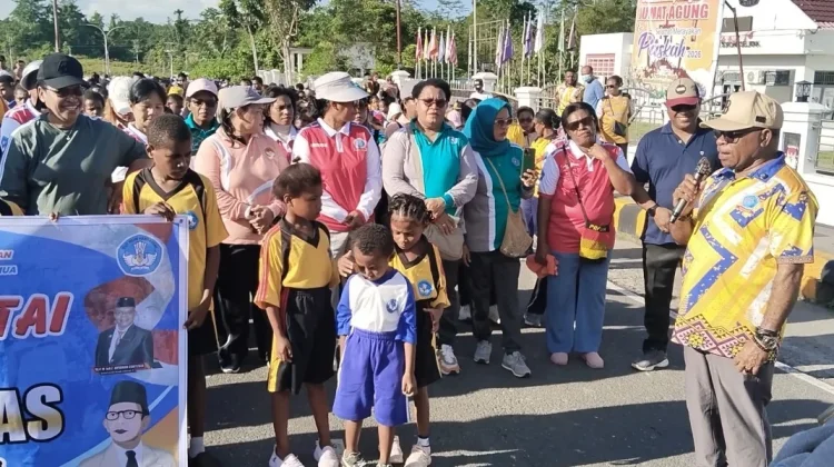 Wabup Sorong Selatan Lepas Jalan Santai Bersama Sambut Hardiknas