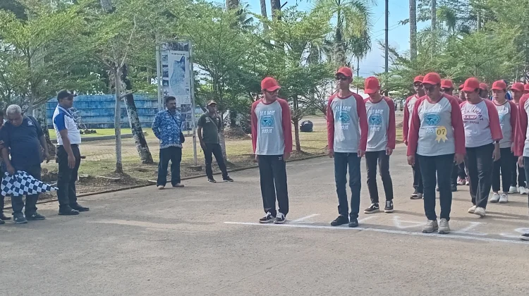 Atraksi Pelajar, Guru, dan Ibu-Ibu Meriahkan Lomba Gerak Jalan HUT Raja Ampat