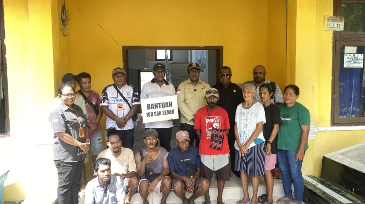 Ketua DPRP PBD Salurkan Bantuan untuk Warga Terdampak Abrasi di Pulau Dum