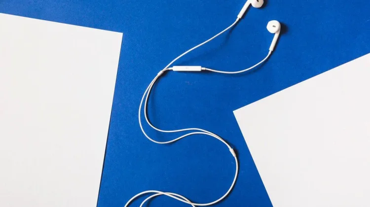 Tren Gen Z Kembali Memakai Earphone Kabel dan Meninggalkan TWS