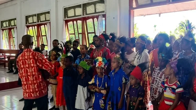 Penatua Petronela Krenak Motivasi Anak Sekolah Minggu di Mugim