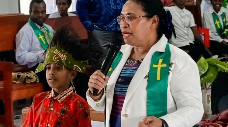 Penatua Petronela Krenak Motivasi Anak Sekolah Minggu di Mugim