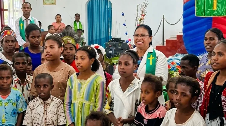 Penatua Petronela Krenak Motivasi Anak Sekolah Minggu di Mugim